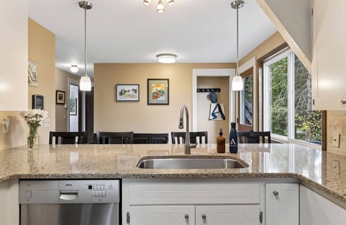 Clinton House | 3-Acre A-Frame Retreat + Firepit + Outdoor Dining | Mins to Ferry and Beaches