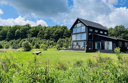 Barton House | 3 Bed Home on Horse Farm