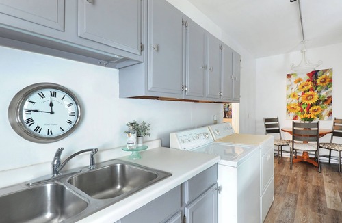 Nokomis Apartment | 3-bedroom apartment in charming Mpls-50th St lightrail, off st. parking, & WiFi