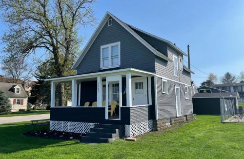 Lake City House | 3 Bedroom House with Lake Pepin views with access to shared pool