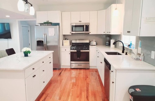 Everett House | 3 Large Bedrooms | Modern Décor | Spacious