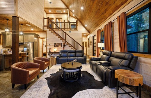 Pickens Cabin | 3 Masters w/Loft, Fenced Yard, EV Charger, Firewood Provided, Playset