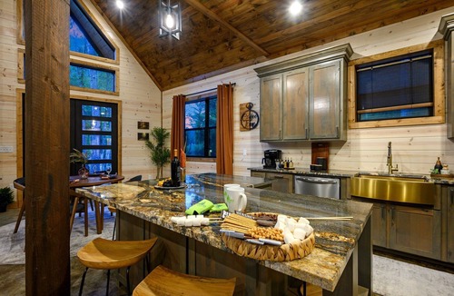 Pickens Cabin | 3 Masters w/Loft, Fenced Yard, EV Charger, Firewood Provided, Playset
