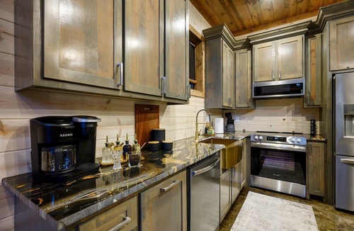 Pickens Cabin | 3 Masters w/Loft, Fenced Yard, EV Charger, Firewood Provided, Playset