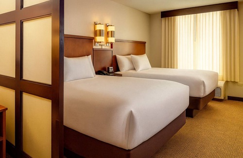 Gwinnett Place Hotel | 3 Pet-friendly Units! Pool Access and Free Parking & Breakfast Included!
