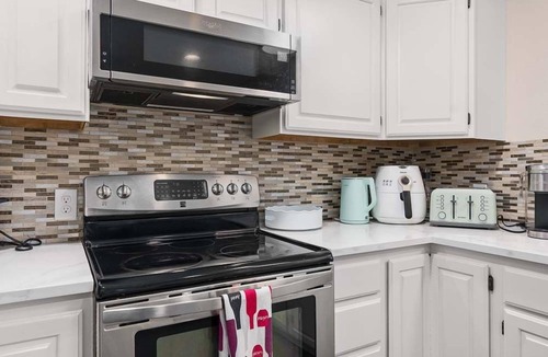 Long Beach House | 30 NIGHT MINIMUM, Fenced Yard, firepit, near town (CCozy)