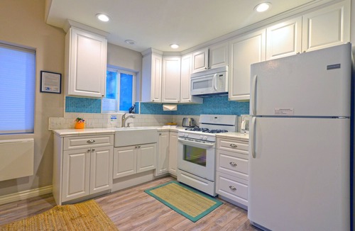 Avalon House | 359SC: Cozy Triplex Unit C, 2.5 Blocks to Beach