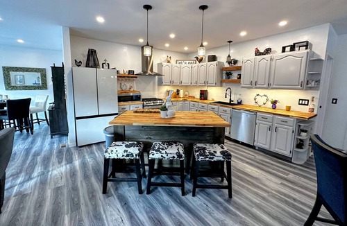 Littleton House | 37PA Superbly appointed riverfront home in LIttleton! Skiing, hiking, firepit, wifi, dog friendly!