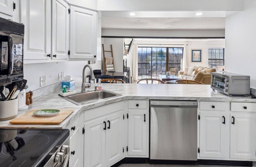 West Hartford Condo | 3BR/2.5Ba Idyllic Mountain Retreat - Sugar Hill 2A