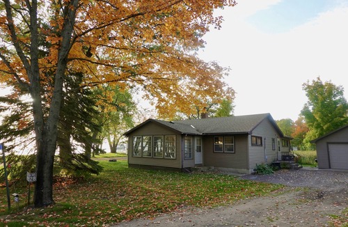 Isle Cabin | 3BR Cabin on the Lake with Sandy Beach, Kayaks, Docks and Firepit