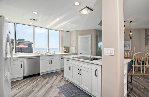 Townsite Condo | 3BR Oceanview, Gated Community & Parking, Elevator