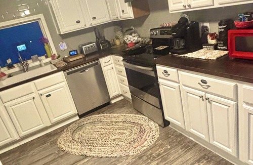 Ellsworth House | 4-bedroom house in charming Ellsworth with WiFi, AC. Book now