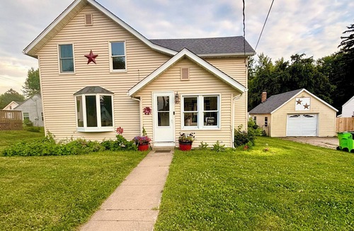 Ellsworth House | 4-bedroom house in charming Ellsworth with WiFi, AC. Book now