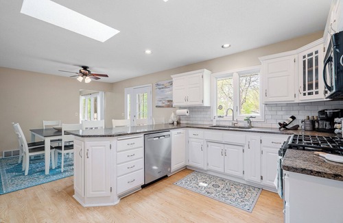 Plymouth House | 4-bedroom house in peaceful Minneapolis with AC, WiFi