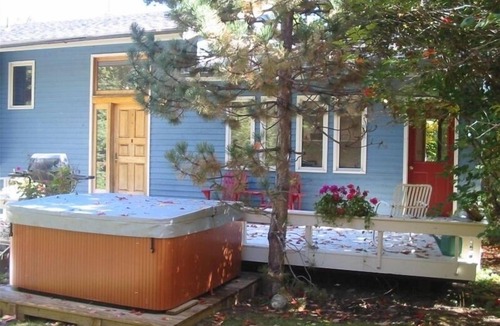 Hillcrest House | 4 Bedroom Village Home Sleeps 8 with Hot Tub & Game Room STR Permit 20-00233