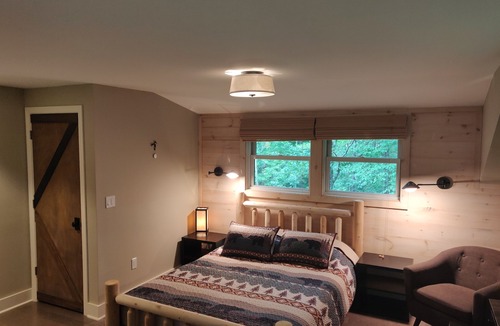 Stratton and Bromley Ski Areas Cabin | 4+BR pet-friendly w/hot tub & Stratton parking pass!