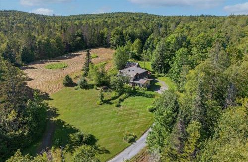 Lyndon Center House | 4 Br Sleeps 8 - Kayaks - Fire Pit - Dog Friendly