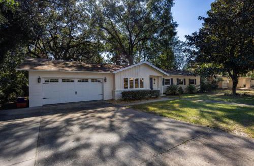 Gainesville House | 4bd Gator Grove Villa - Backyard - Games - Near UF