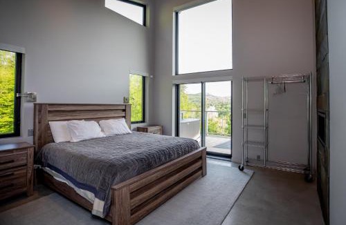 Waitsfield House | 4BR - 2 Mstr Suites, Hot Tub, Prime Views, Privacy