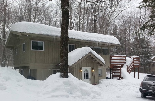Wardsboro Ski Chalet | 4BR Chalet Between Mt. Snow & Stratton, Sleeps 10, Fireplace, Clubhouse w/ Pool