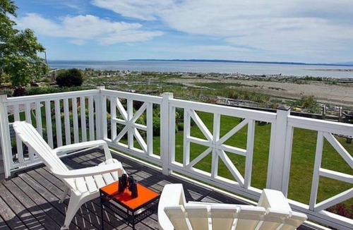 Clinton House | 5 Bedroom Beachfront Home on Whidbey Island - 10 m. from Ferry