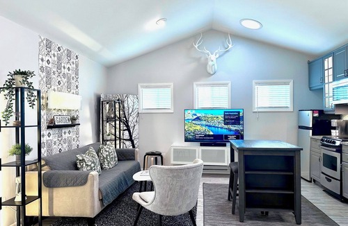 Keewaydin House | 5 STARS! MPLS-ST PAUL "THE COTTAGE" LK NOKOMIS/MNHAHA FALLS/MOA/ONE-LEVEL-LIVING