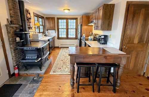 Whitefield House | 5H Charming hilltop Farmhouse with Stunning Views, near Mountain View Grand Resort!
