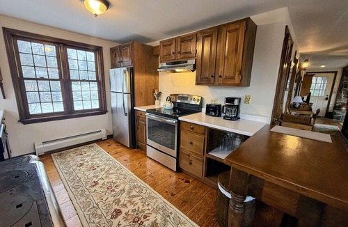 Whitefield House | 5H Charming hilltop Farmhouse with Stunning Views, near Mountain View Grand Resort!