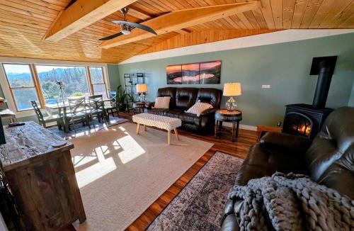 Whitefield House | 64J Stunning views, close to attractions! 20 min to Bretton Woods. Pool & gym passes!