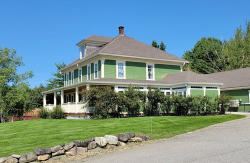 Jefferson House | 68CP: Luxury farmhouse at the award-winning Bellevue Barn, 2 min to Santa's Village, AC, fireplace!