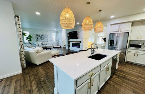 Arvada House | 6BR, 4 Bath Huge Kitchen Sleeps 12 Comfortably