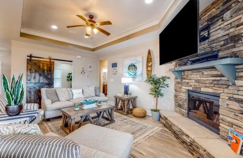Crestview House | 7 Mi to Emerald Coast Zoo! Poolside Paradise