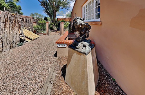 Historic Eastside Condo | 72 m² Condo ∙ 1 bedroom ∙ 2 guests