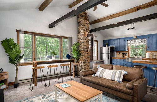 Great Cacapon Cabin | 76 m² Cabin ∙ 2 bedrooms ∙ 8 guests