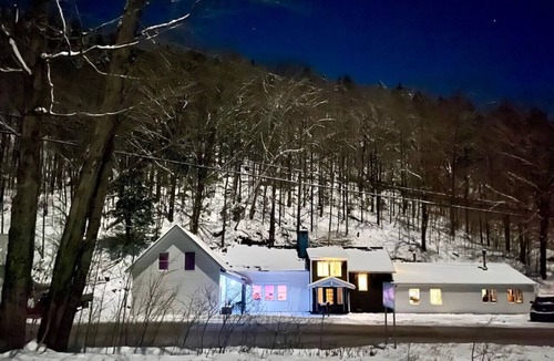 Plymouth House | 8 Bedroom Roadhouse btw. Killington & Okemo