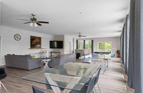 Rutland House | 80 Acres, Pool, Game room with Ping Pong & Billiards!
