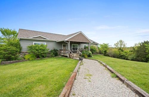 Rutland House | 80 Acres, Pool, Game room with Ping Pong & Billiards!
