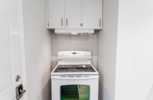 Kutzky Park Apartment | 8073-# blocks from Mayo Clinic- Stylish 1 br apt w/Full Kitchen and Pvt Entrance