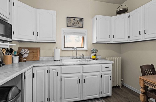 Superior Apartment | 923 · Cumming Avenue Rentals #923