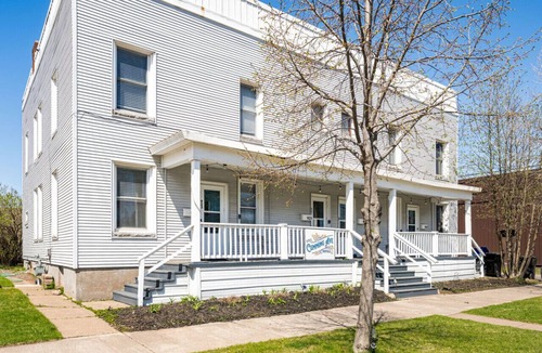 Superior Apartment | 923 · Cumming Avenue Rentals #923