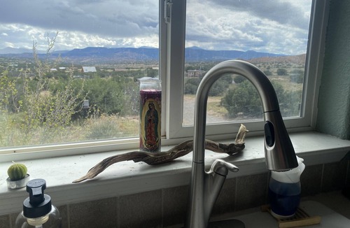 Abiquiu House | A light-filled home with views of the Jemez