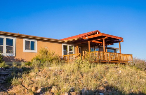 Abiquiu House | A light-filled home with views of the Jemez