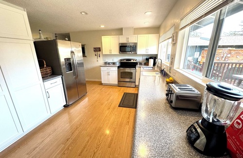 Brookings House | A Mermaids Pearl-Charming Vacation Home, Pet Friendly Steps to The Beach