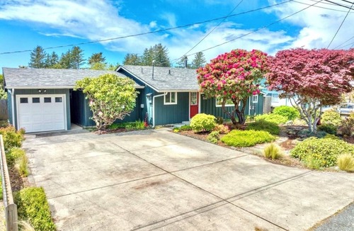 Brookings House | A Mermaids Pearl-Charming Vacation Home, Pet Friendly Steps to The Beach