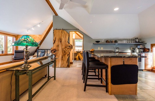 Moretown House | A peaceful luxurious retreat with stunning mountain views & nearby skiing!