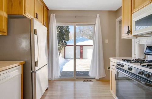 Payne - Phalen House | Adorable Home l Walk to Lake Phalen l .5 Acres