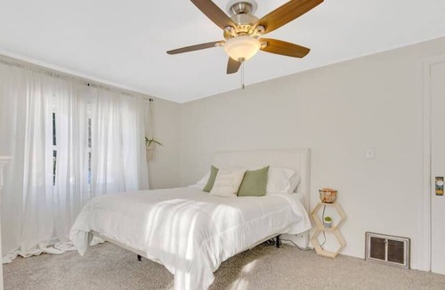 Payne - Phalen House | Adorable Home l Walk to Lake Phalen l .5 Acres