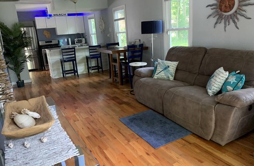 Newville Cottage | Adorable, Nautical Vibe Cottage w Lake Kosh Views & Close to all the FUN!