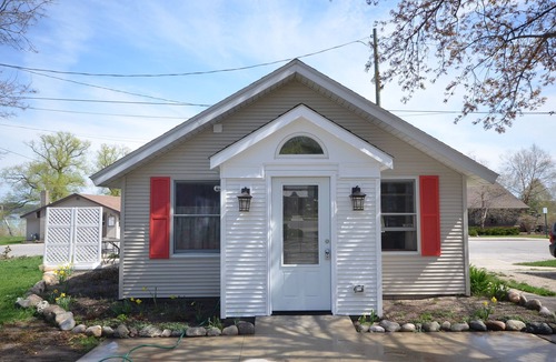 Suttons Bay House | Adorable studio cottage in Suttons Bay. Air conditioning. Dog friendly.