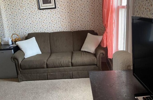 Wabasha Hotel | AH #3 · AH #3 Queen Suite/SS/Shower/Fridge